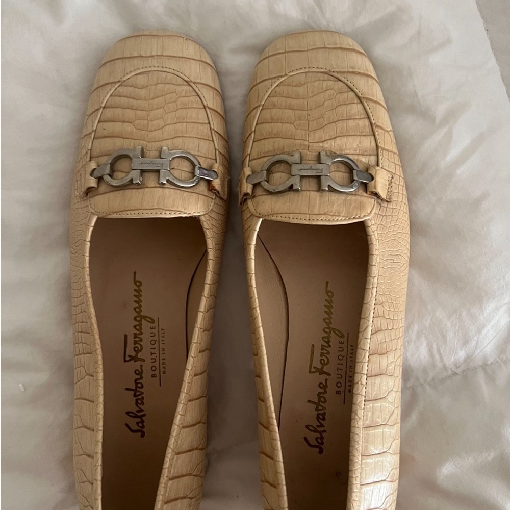MINT CONDITION SALVATORE FERRAGAMO WOMENS LOAFERS SHOES beige crocodile